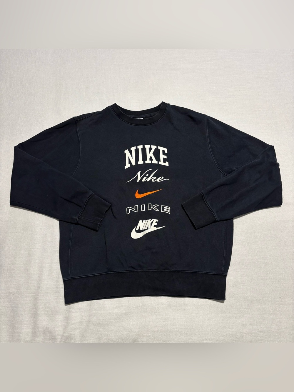 Men’s Nike Club Fleece Multi Logo Long Sleeve Crew Sweatshirt | Small | FN2610